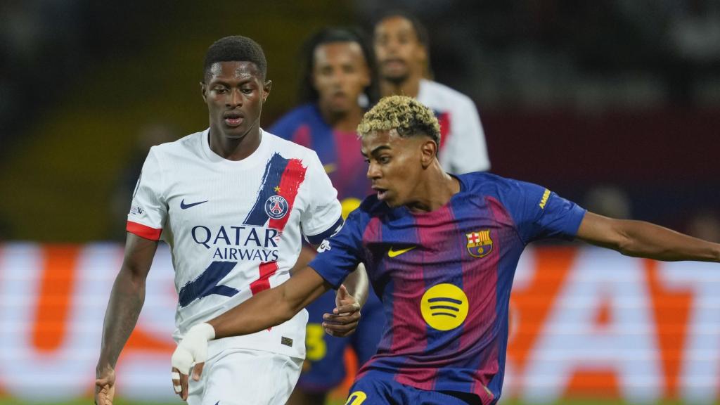 Lamine Yamal caracolea ante Nuno Mendes en el Barça-PSG