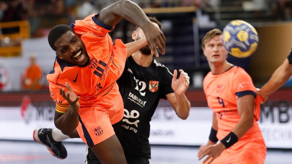 Dika Mem tira a puerta en el Barça de balonmano-Al Ahly