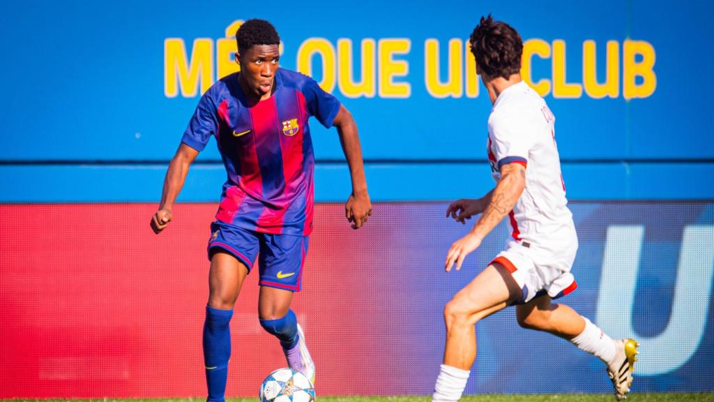 Sama Nomoko encara a un rival en el Barça-PSG de la Youth League