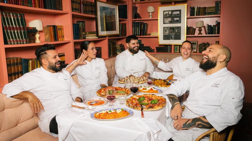 Equipo de chefs del restaurante Circolo Popolare en Barcelona