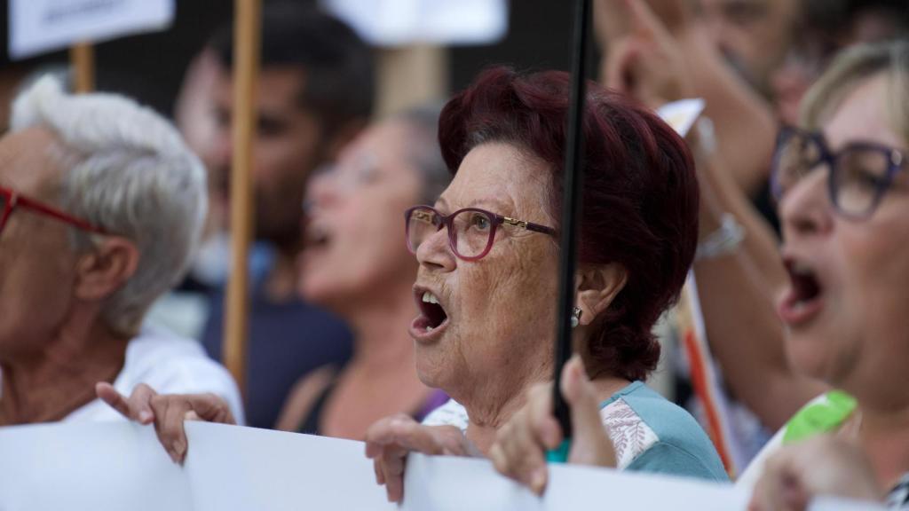 Una de las vecinas de Hospitalet en la manifestación del 1 de octubre de 2025