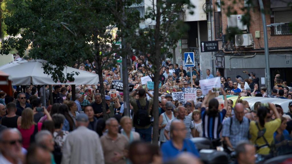 Manifestantes en la movilización vecinal de Hospitalet del 1 de octubre de 2025
