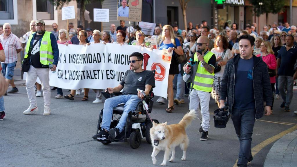 Vecinos de Hospitalet en la manifestación vecinal del 1 de octubre de 2025