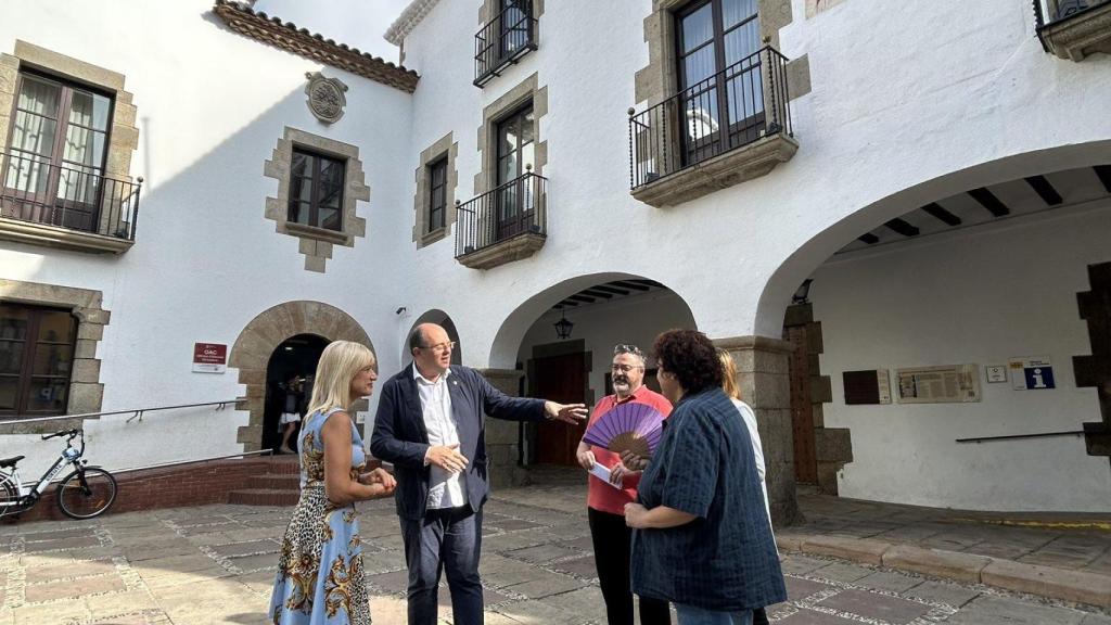 La delegada del Govern a Barcelona, Pilar Díaz, durant una visita a l'Ajuntament d'Arenys de Mar