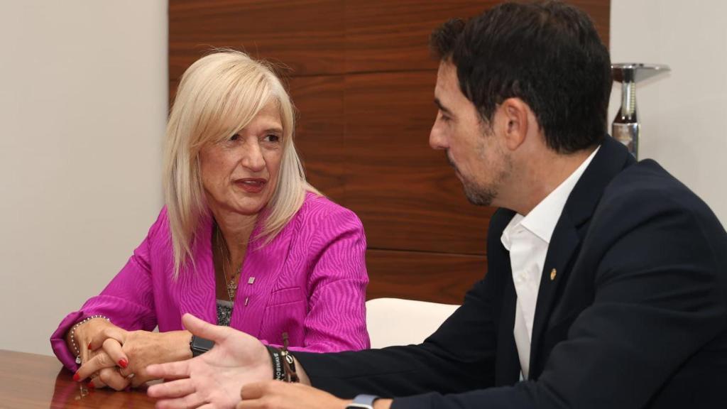 La delegada del Govern a Barcelona, Pilar Díaz, juntament amb l'alcalde de Castelldefels, Manu Reyes