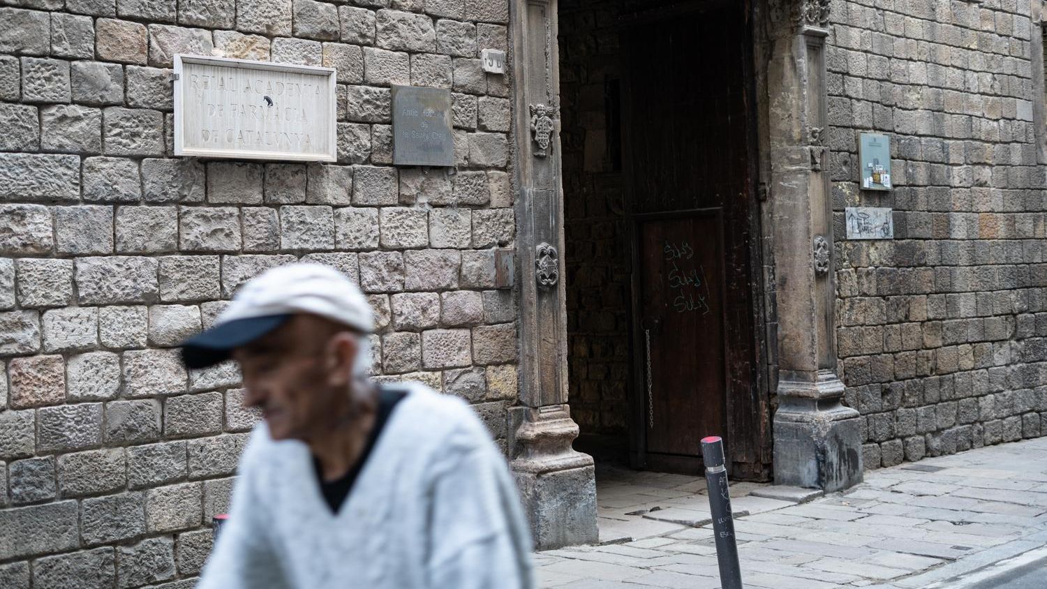 Un hombre mayor por las calles del Raval