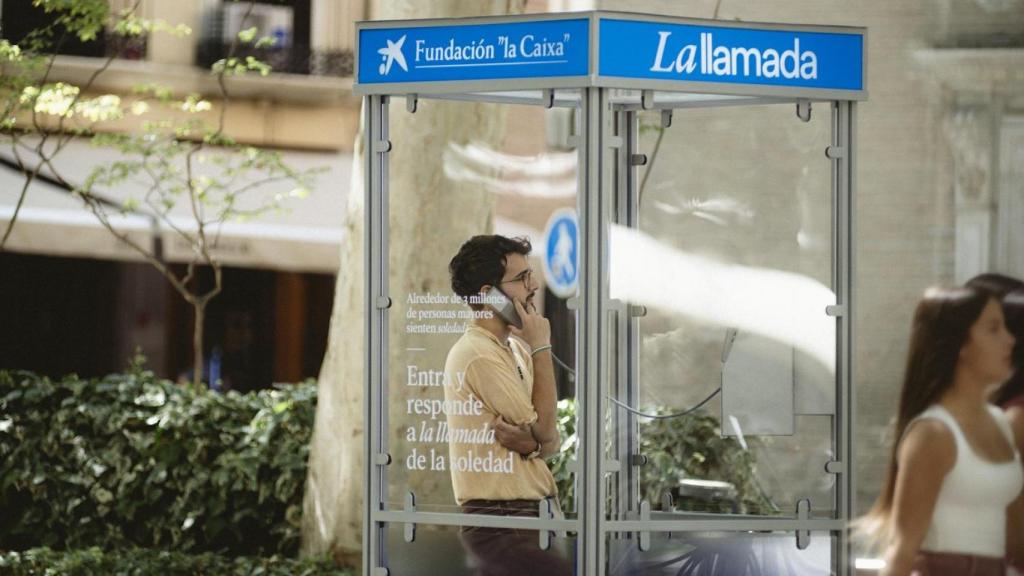 Cabina telefónica de la Fundación la Caixa para conmemorar el Día de las Personas Mayores