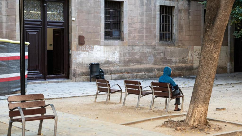 La plaza de Rubió i Lluch del barrio del Raval donde se concentran delincuentes