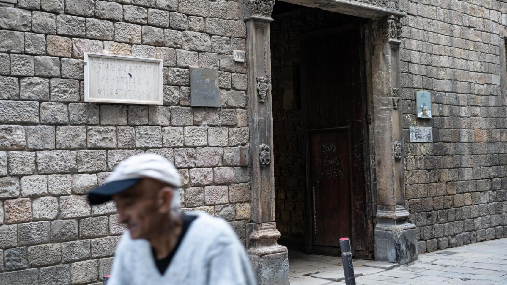 Un hombre mayor por las calles del Raval