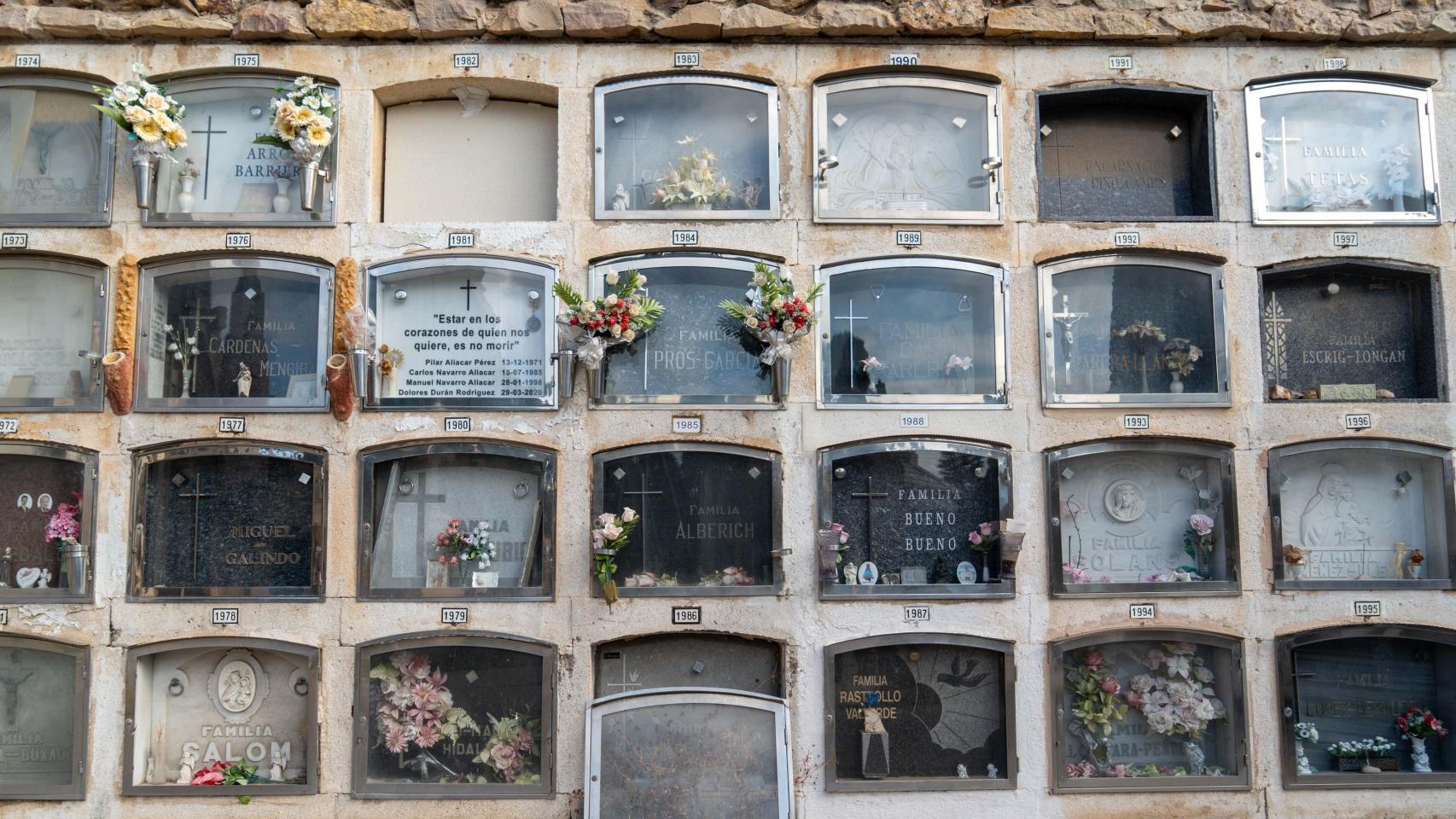 Imagen de archivo de nichos de un cementerio