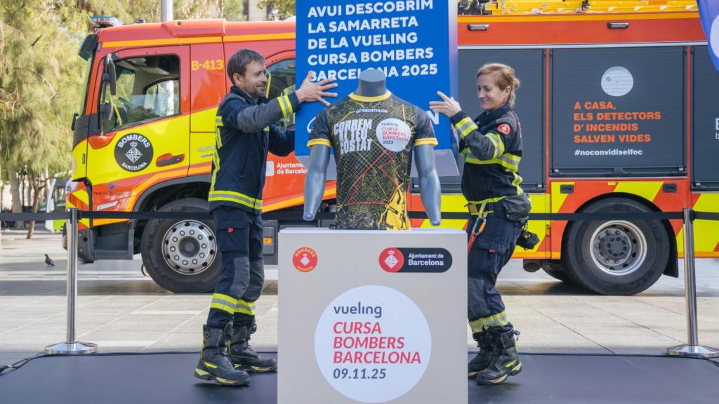Bomberos descubriendo la camiseta oficial en el acto de presentación