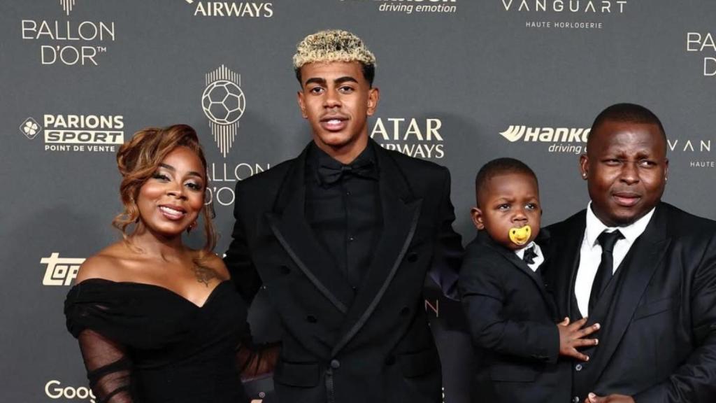 Lamine Yamal, con su hermano, su madre Sheila Ebana y su pareja