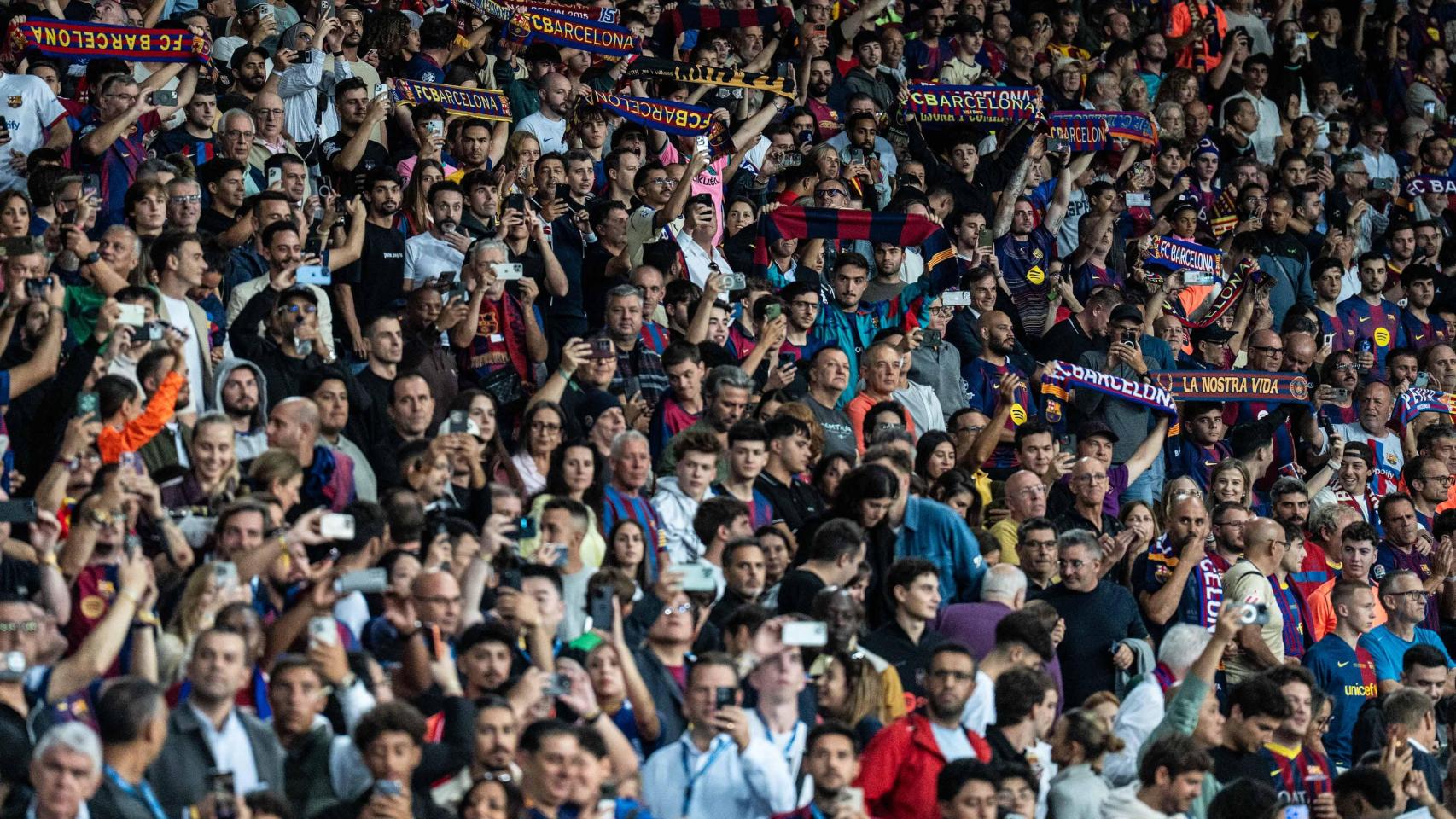 La afición del Barça, en el Estadi Olímpic de Montjuïc durante el Barça-PSG