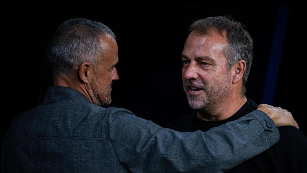 Luis Enrique y Hansi Flick se saludan antes del Barça-PSG de Champions League