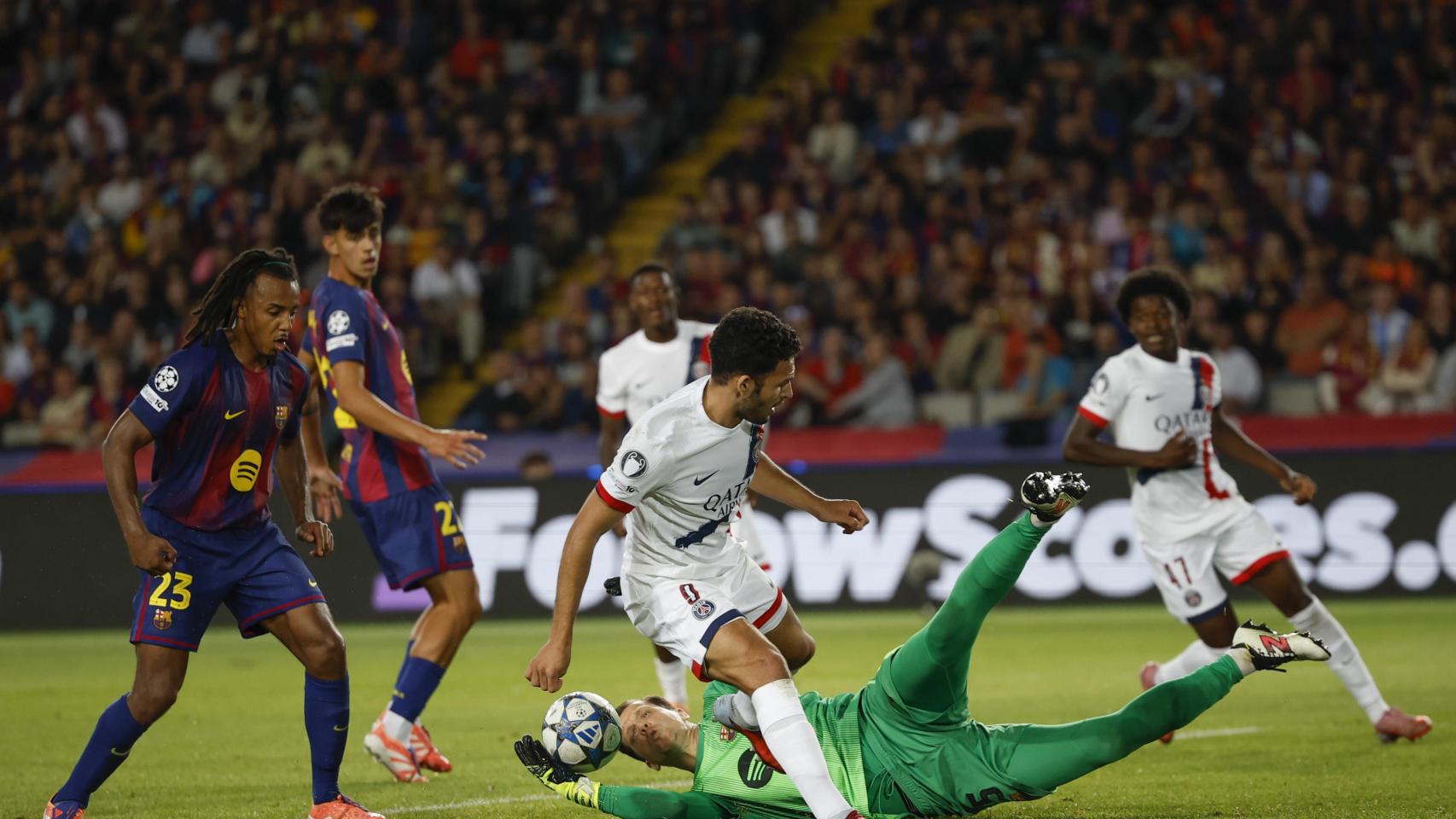 Wojciech Szczesny atrapa un centro lateral en el Barça-PSG