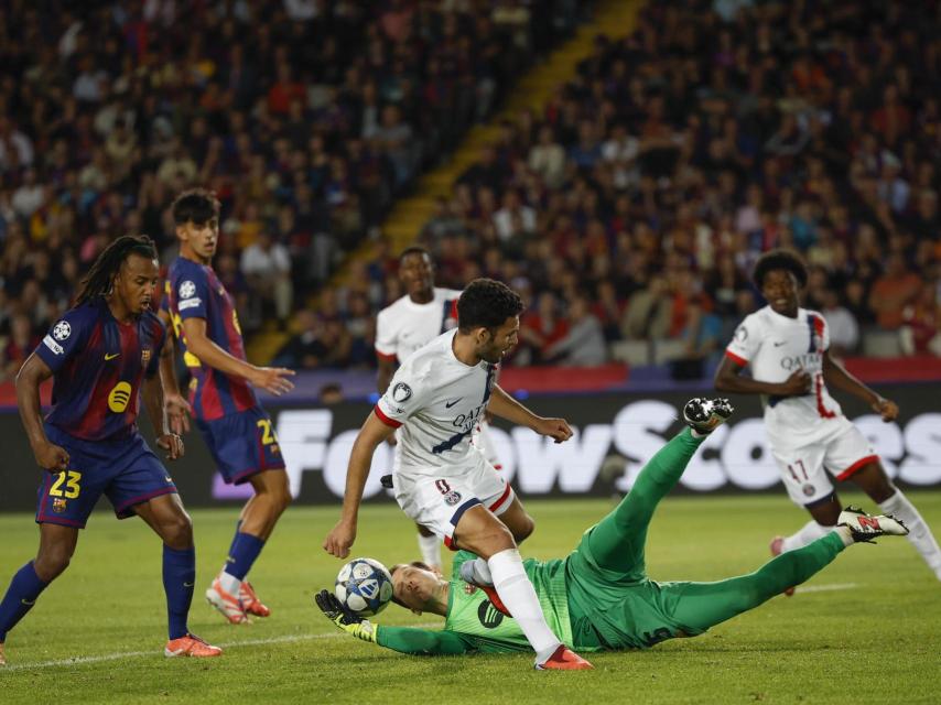 Wojciech Szczesny atrapa un centro lateral en el Barça-PSG