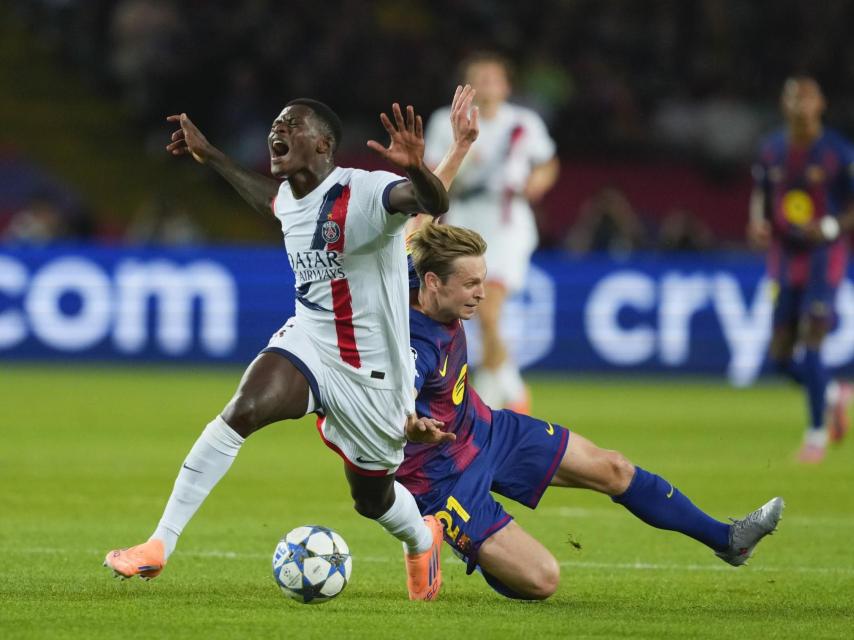 Frenkie de Jong se juega la expulsión con una falta sobre Nuno Mendes en el Barça-PSG