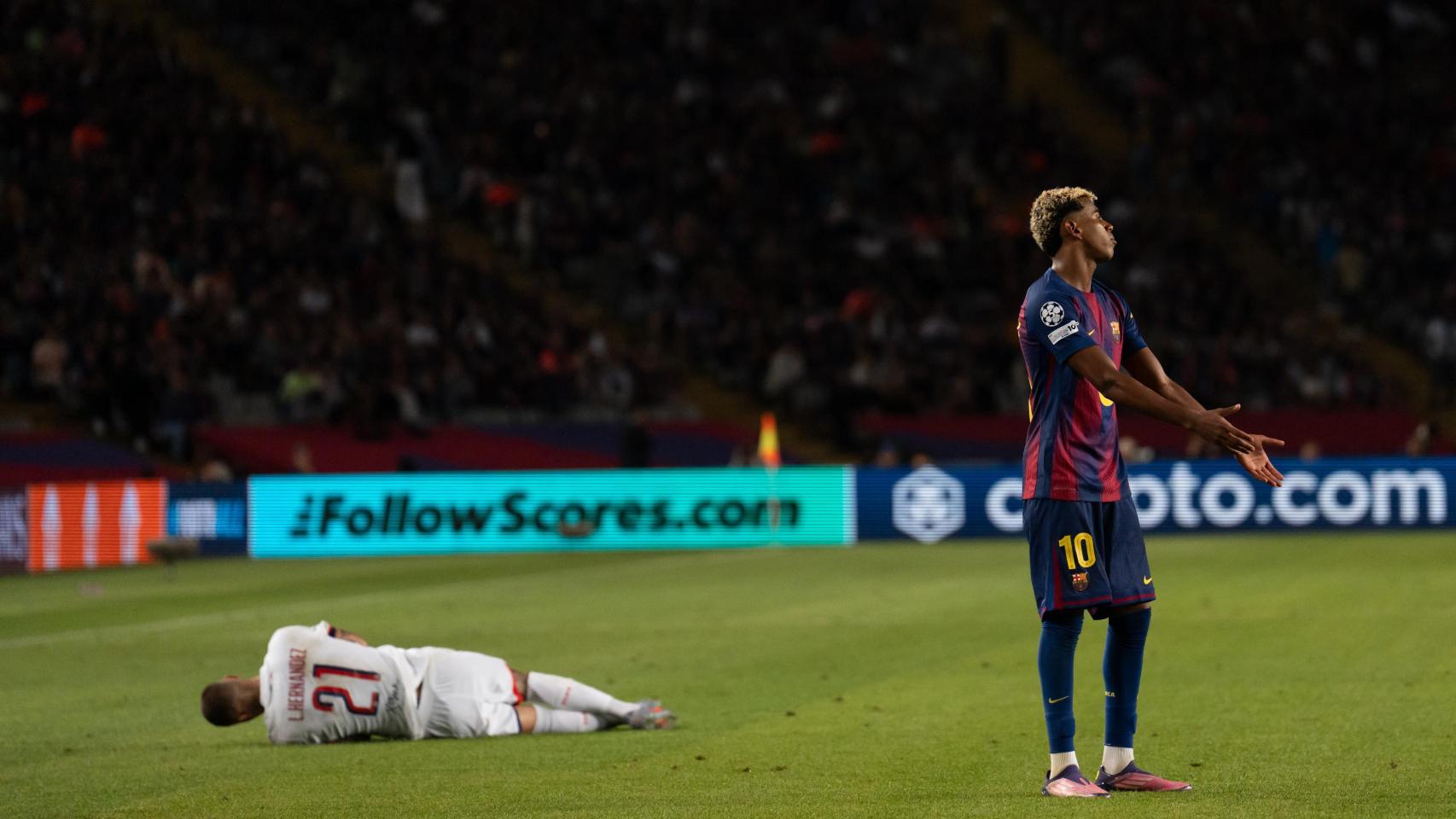 Lamine Yamal se lamenta, tras una falta a Lucas Hernández durante el Barça-PSG