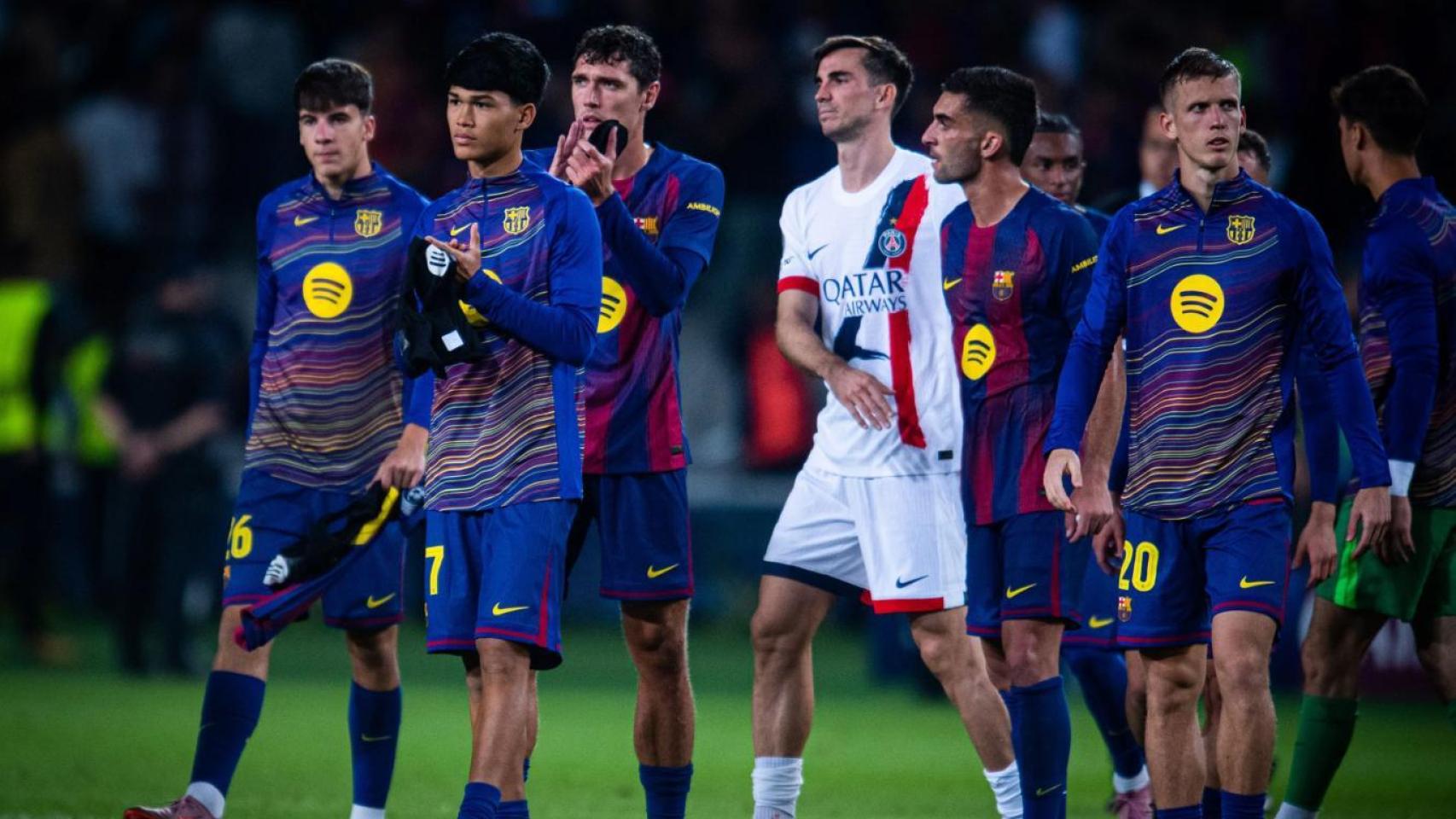 Los jugadores del Barça se marchan cabizbajos de Montjuïc, tras perder contra el PSG en la Champions League