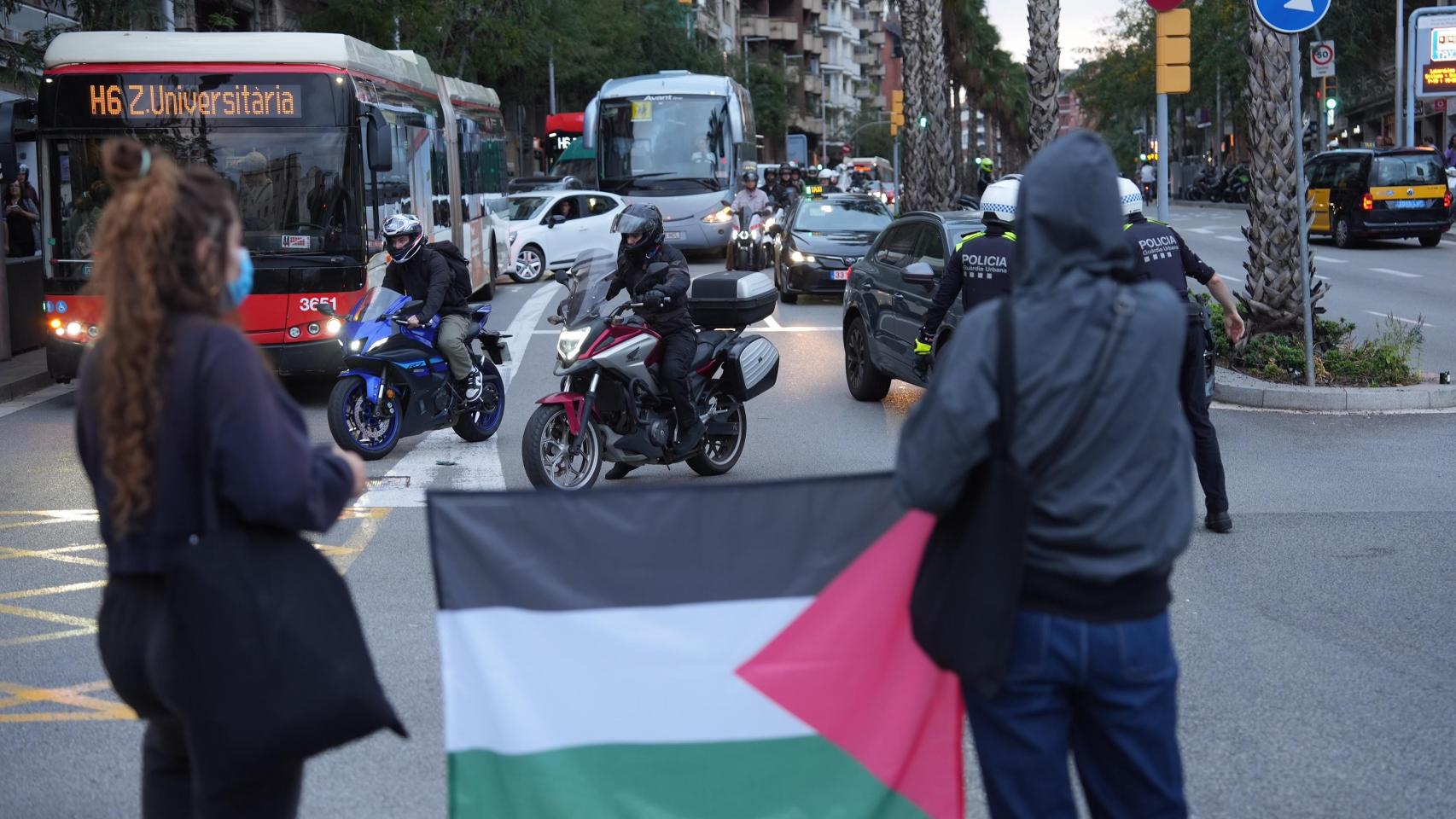Imagen de los manifestantes cortando la plaza Lesseps por el asalto a la Flotilla