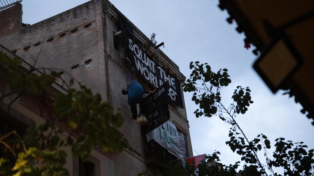 Edifici Ca l'Espina a Gràcia al matí del 2 d'octubre de 2025