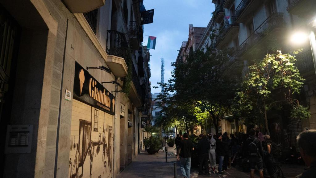 Concentració de persones davant l'edifici Ca l'Espina abans de la seva desocupació