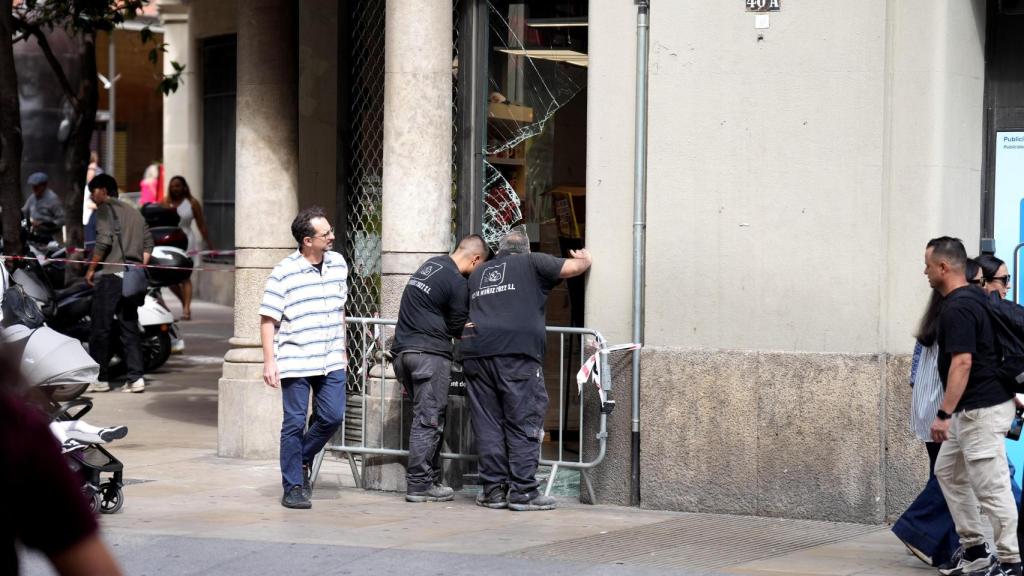Imagen de un escaparate roto durante la manifestación de esta mañana del 2 de octubre de 2025