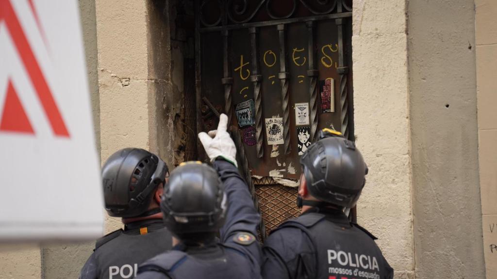 Mossos d'Esquadra ante el okupado Ca L'Espina de Gràcia
