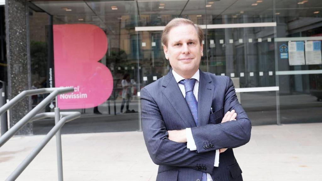 Joan Garriga davant de l'edifici Novíssim de l'Ajuntament de Barcelona