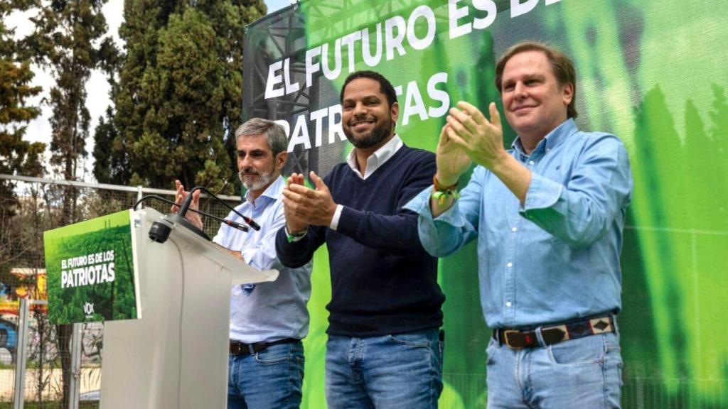 El líder del grupo municipal de Vox, Gonzalo de Oro, junto al vicepresidente del partido, Ignacio Garriga, y el líder de Vox en la provincia de Barcelona, Ignacio Garriga
