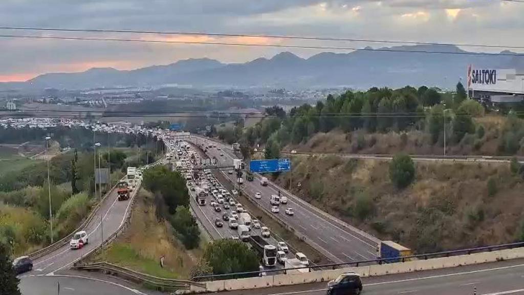 Imatge de la retenció publicada per Trànsit a les seves xarxes socials