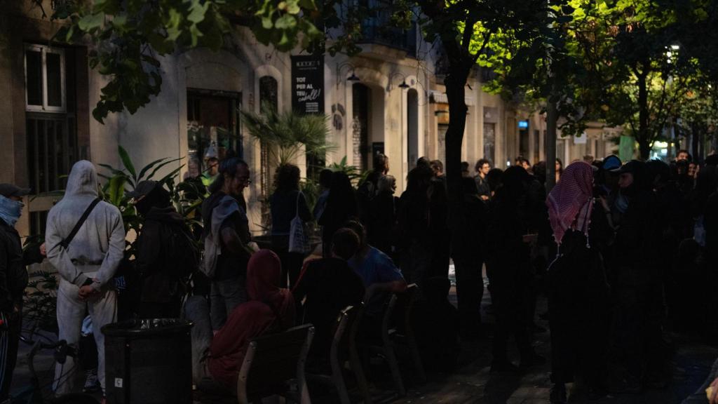 Decenas de manifestantes en la puerta del edificio Ca l’Espina en la Vila de Gràcia