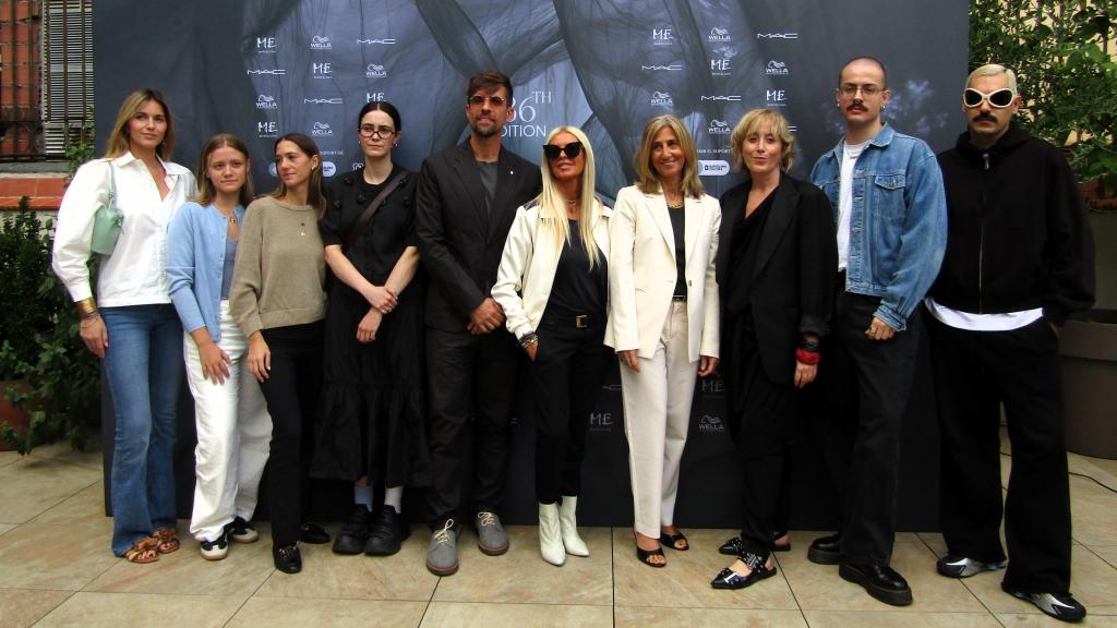 El director del CCAM, Moisés Rodríguez, y la jefa del área de moda y project manager de la 080 Barcelona Fashion, Marta Coca, junto a diseñadores