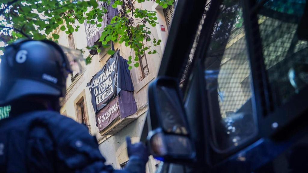 Mossos d'Esquadra a l'exterior de l'ocupat Ca l'Espina