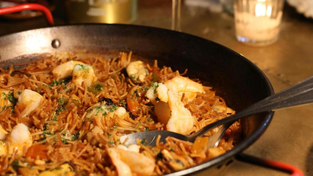 Una fideuà en una imatge d'arxiu