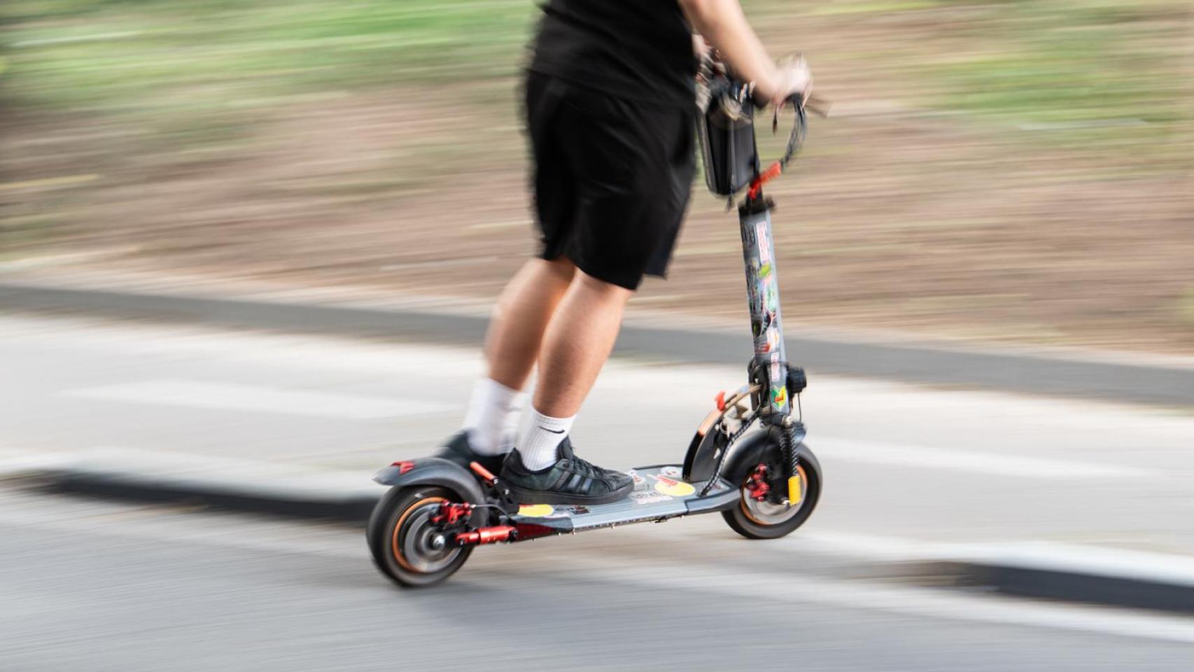 Un patinete circulando por Barcelona en una imagen de archivo