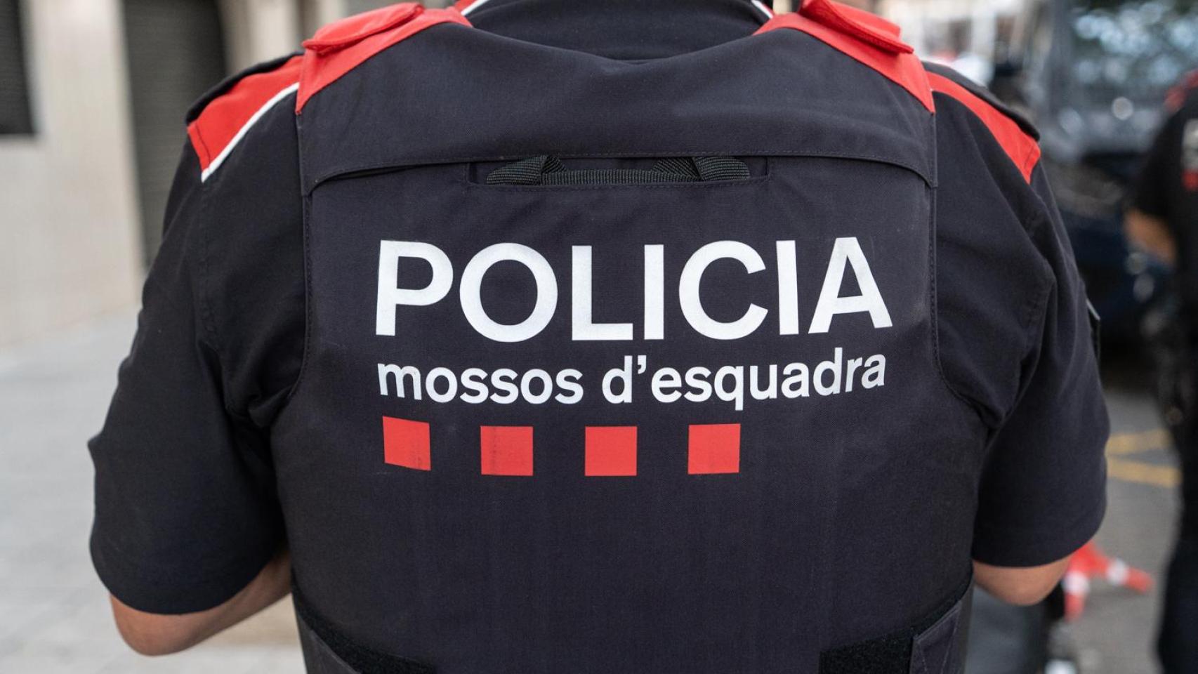 Un agente de los Mossos d'Esquadra de espalda