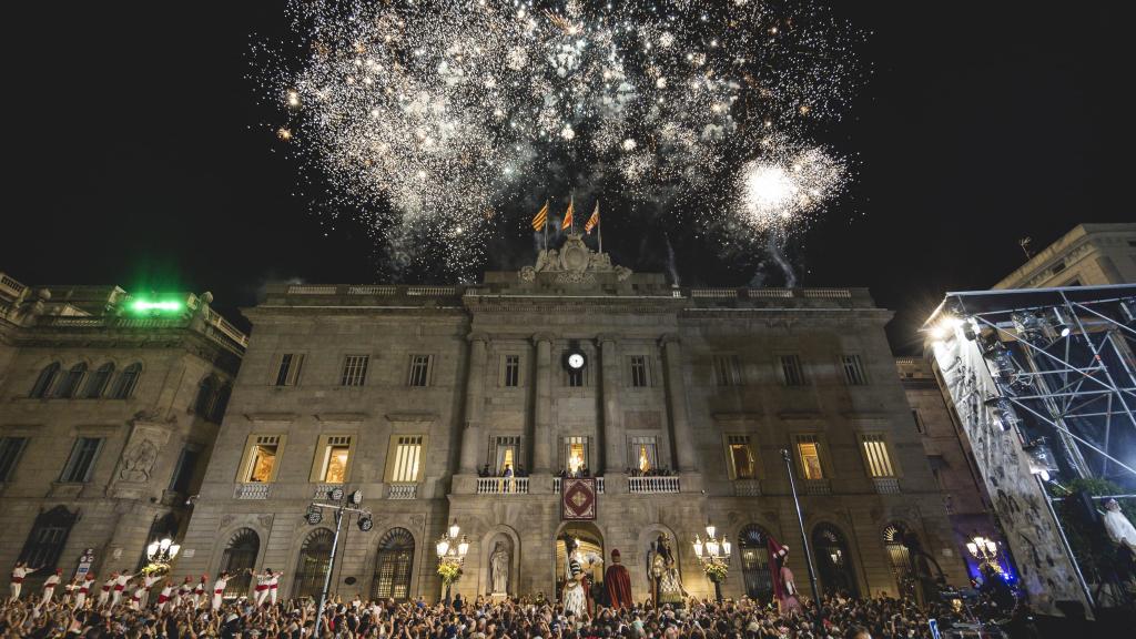 Focs artificials a la plaça Sant Jaume de Barcelona per La Mercè 2025
