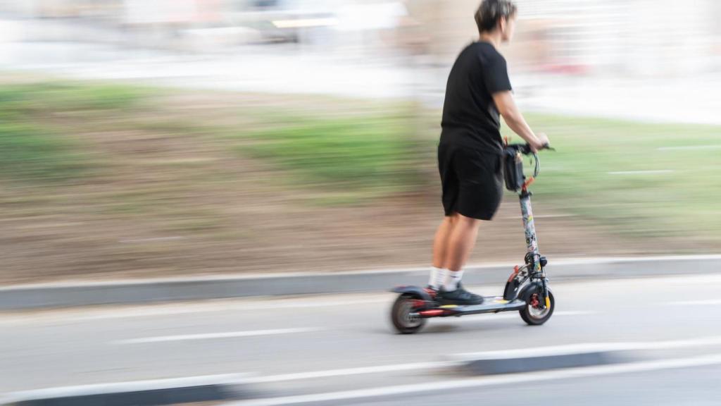 Una persona amb un monopatí