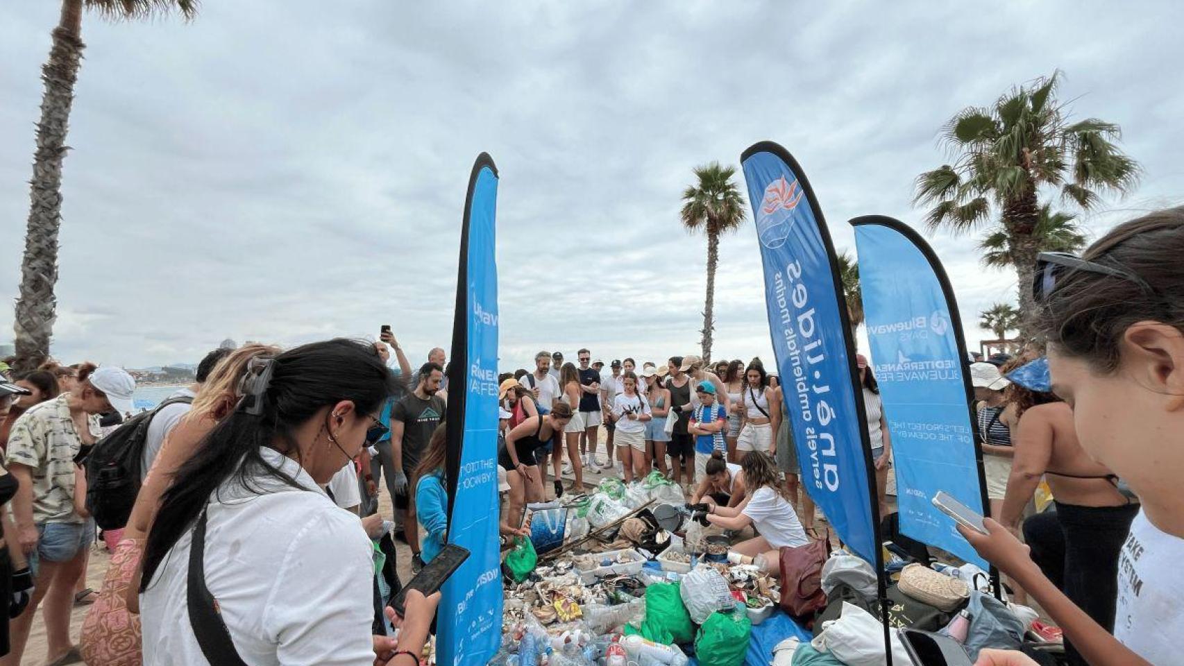 La Bluewave Alliance impulsa la recogida de plásticos con actividades en la playa de Barcelona