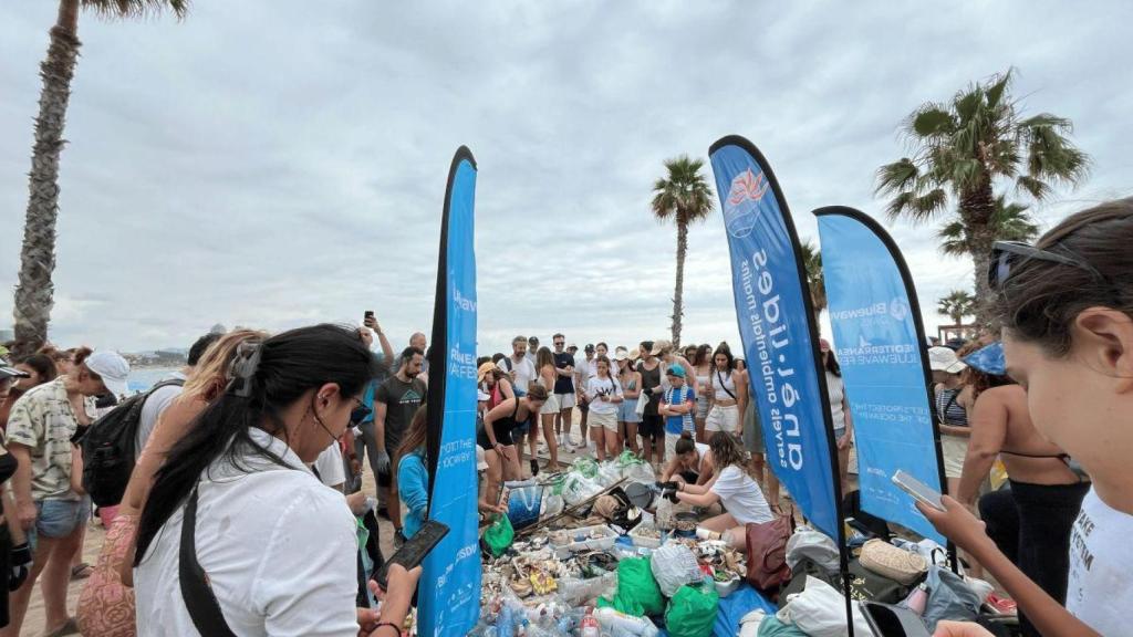 La Bluewave Alliance impulsa la recogida de plásticos con actividades en la playa de Barcelona