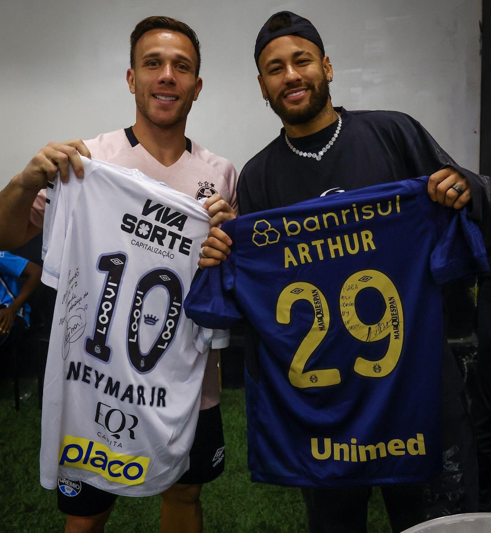 Neymar y Arthur Melo se reencuentran en el Santos-Gremio del Brasileirao e intercambian sus camisetas