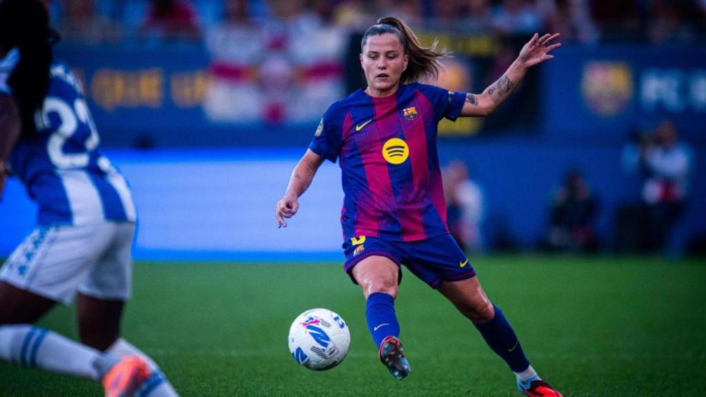 Claudia Pina controla el balón en el derbi Barça Femenino-Espanyol