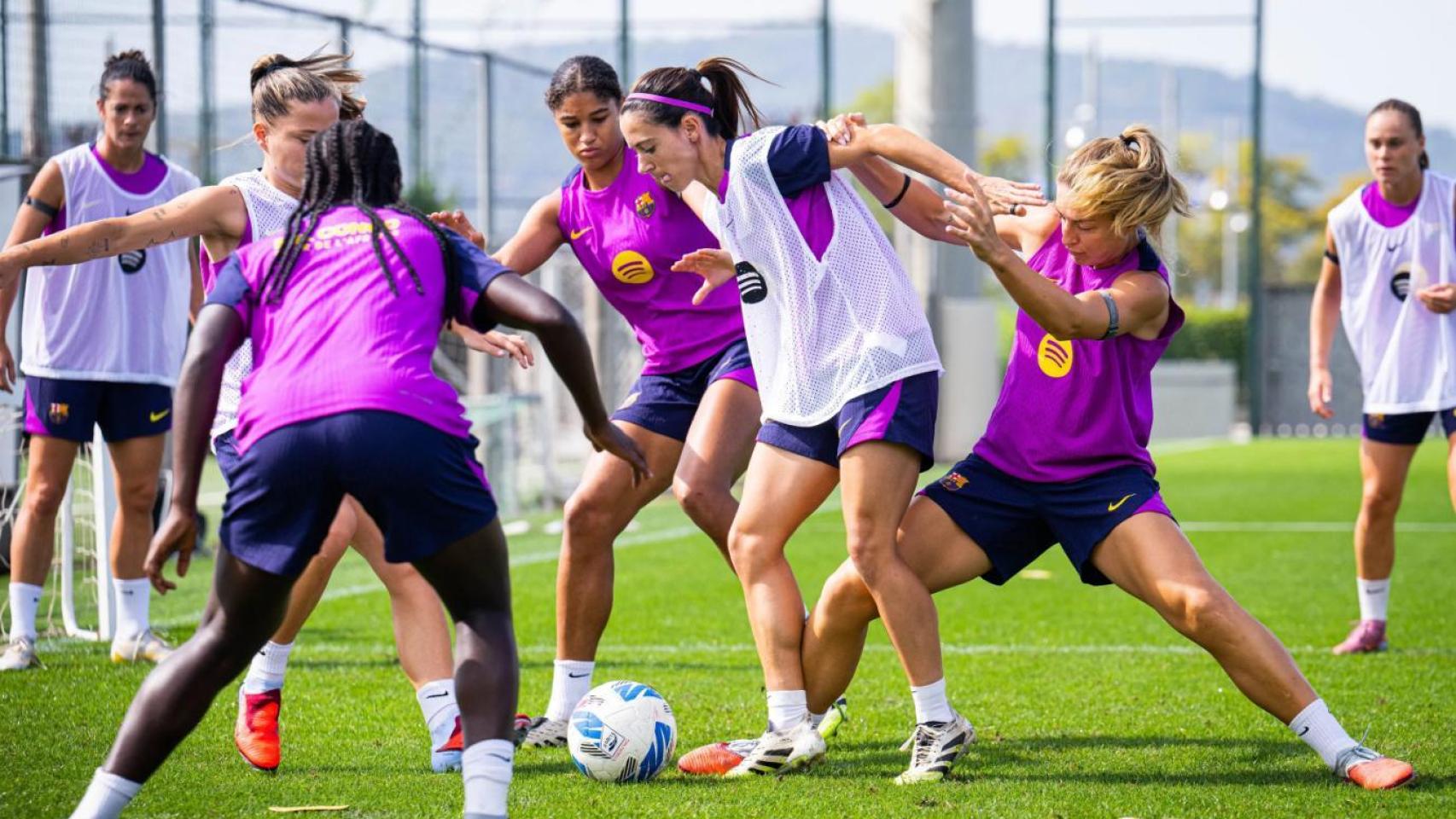 Aitana Bonmatí protege el balón, presionada por Alexia Putellas, en un partido del Barça Femenino