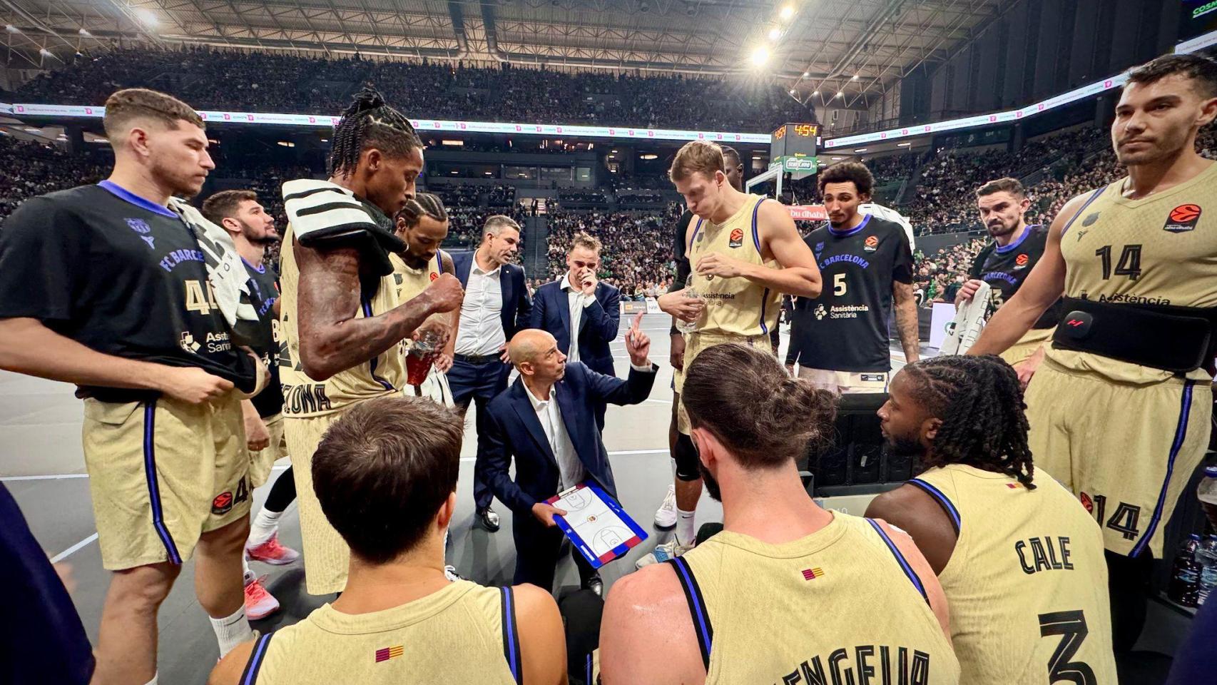 Joan Peñarroya dirige un tiempo muerto del Barça de basket en el choque contra el Panathinaikos de la Euroliga