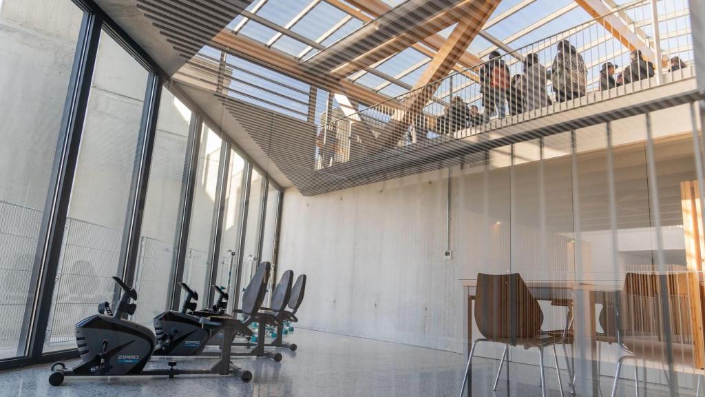 Una de las salas polivalentes de la promoción de vivienda social de la calle Veneçuela de Barcelona, en el 22@