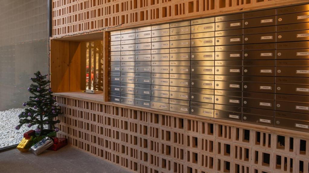 Uno de los vestíbulos de la promoción de vivienda social de la calle Veneçuela de Barcelona, en el 22@