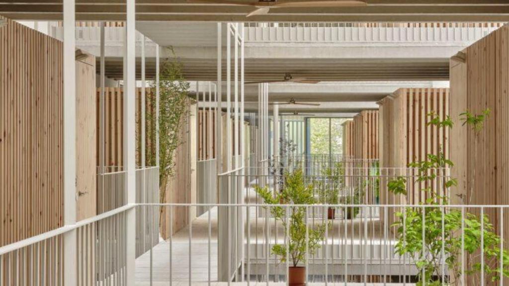 El atrio bioclimático de la promoción de vivienda social de la calle Veneçuela de Barcelona, en el 22@