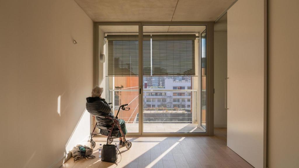 Una persona en el interior de una vivienda social en una imagen de archivo