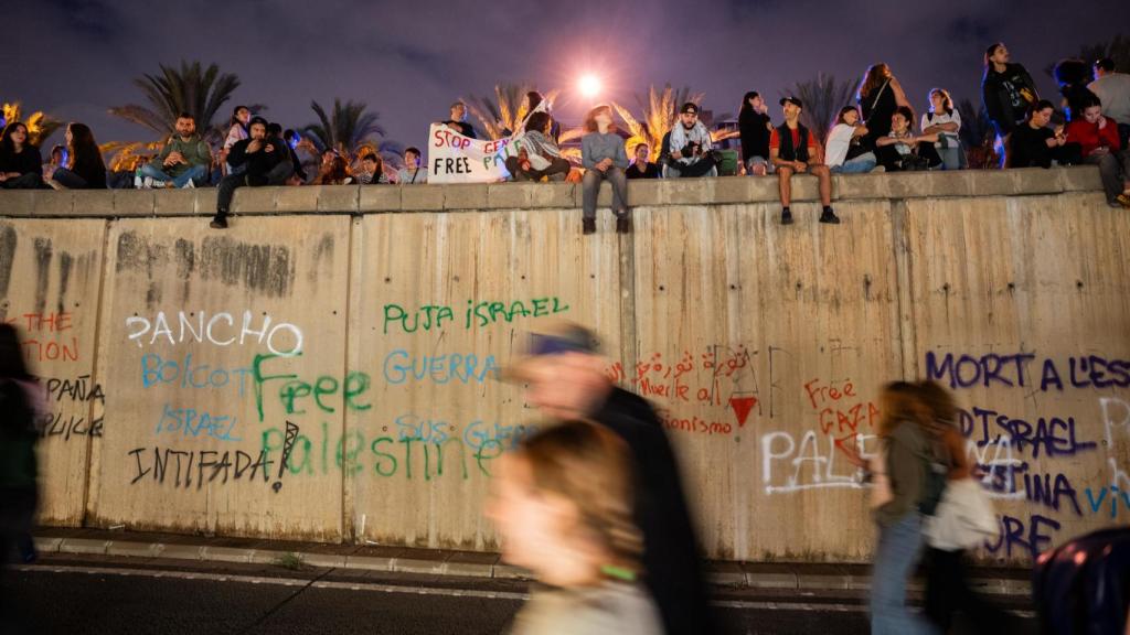 Las paredes que rodean la carretera de entrada al acceso de la Ronda Litoral por la plaza de Drassanes de Barcelona
